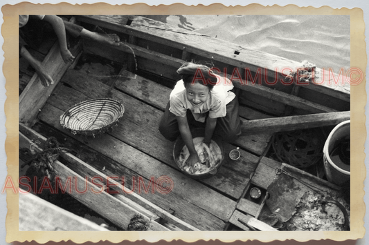 40s WW2 Vietnam HANOI HALONG BAY BOAT WOMEN LADY WASH FOOD  Vintage Photo 04237