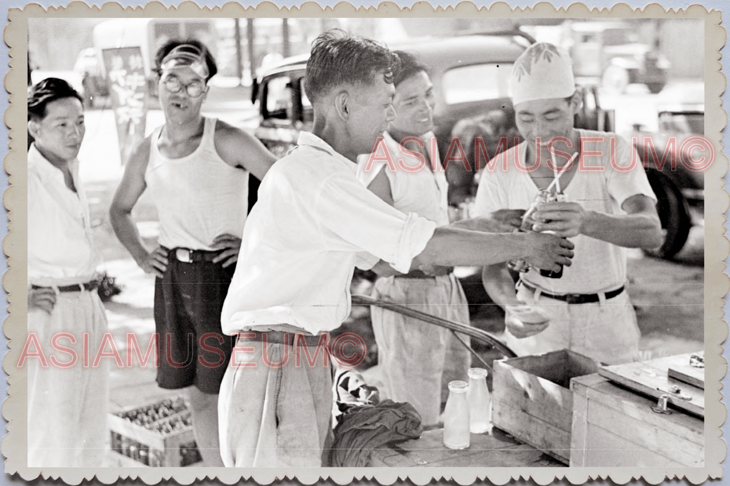 50s JAPAN TOKYO STREET SCENE SELL FOOD DRINK VENDOR SIDEWALK Vintage Photo 26085