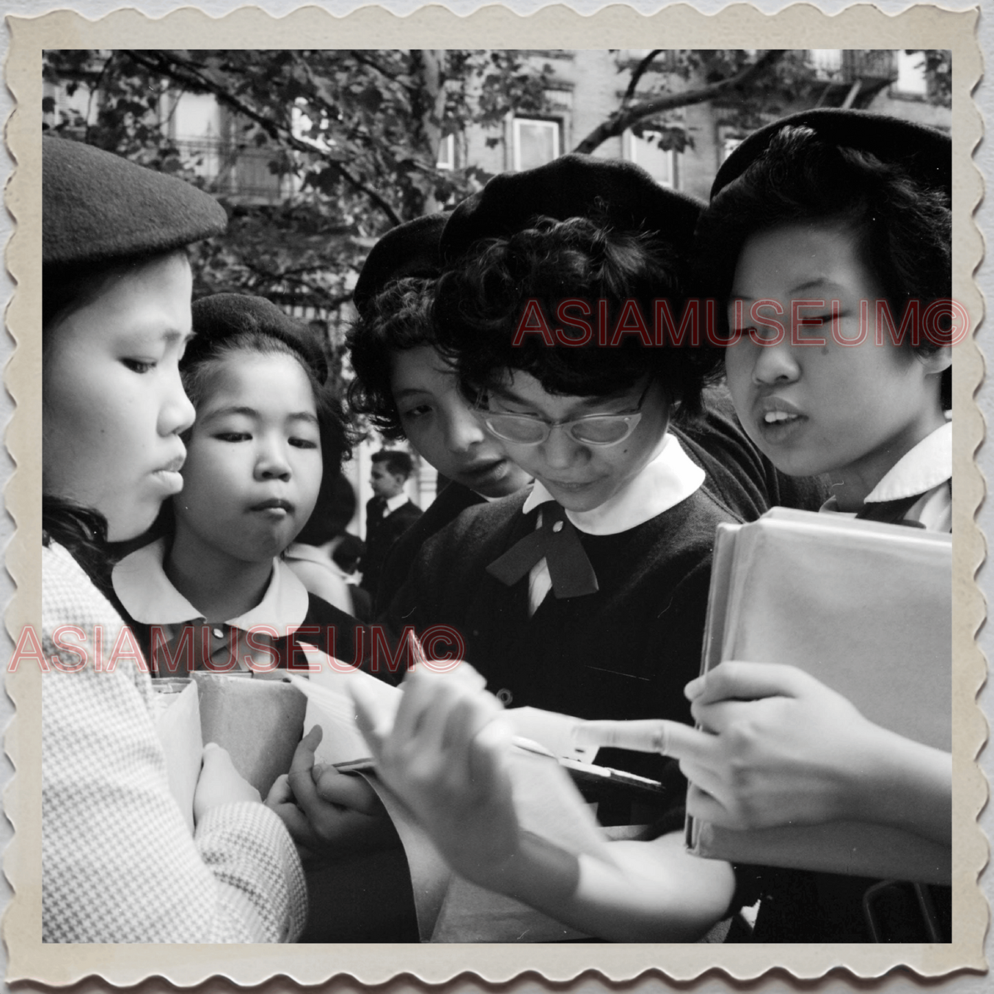 50s MANHATTAN NEW YORK CITY CHINATOWN STREET SCHOOL GIRL VINTAGE USA Photo 11999