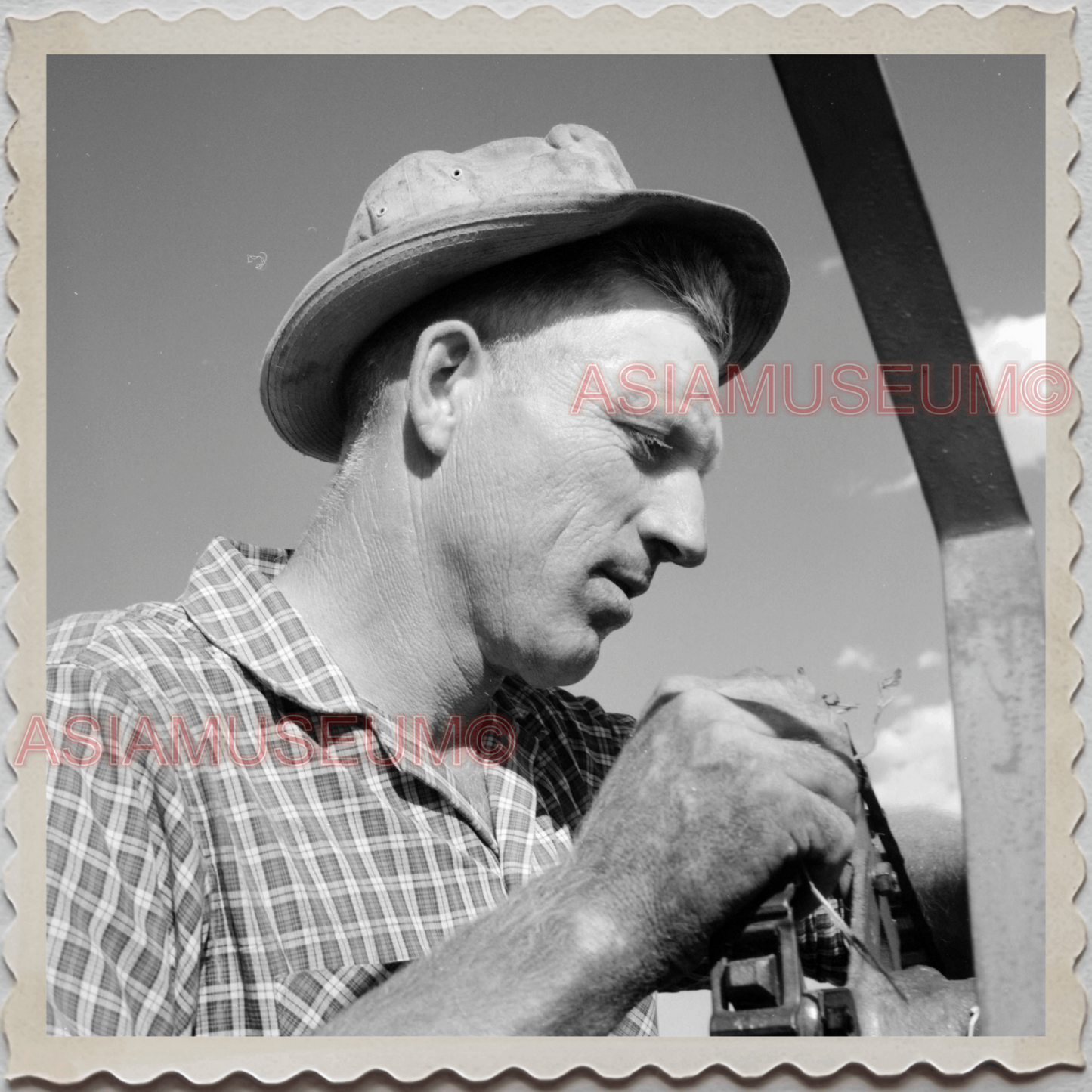 50s HARDIN TOWN BIG HORN COUNTY MONTANA MAN TRACTOR FIELD VINTAGE USA Photo 9257