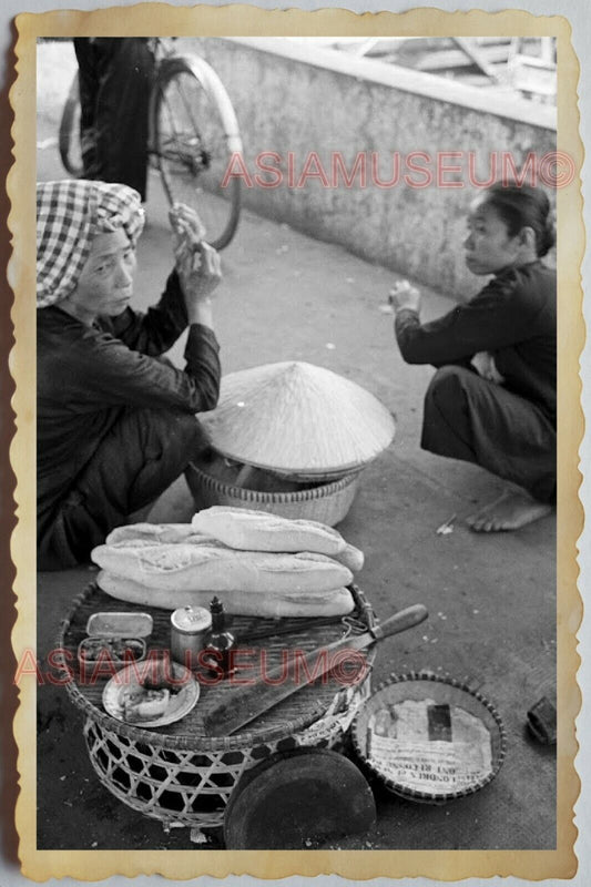 50s Vietnam SAIGON STREET SCENE FOOD STALL VENDOR SELLER BREAD Vintage Photo 633