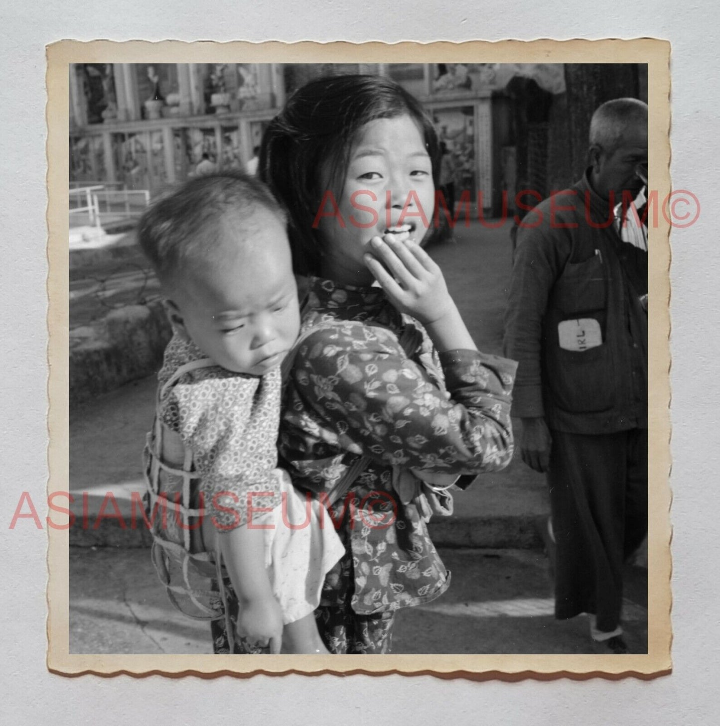 YOUNG GIRL BABY BOY PORTRAIT PIER STREET B&W Vintage Hong Kong Photo 27756 香港旧照片