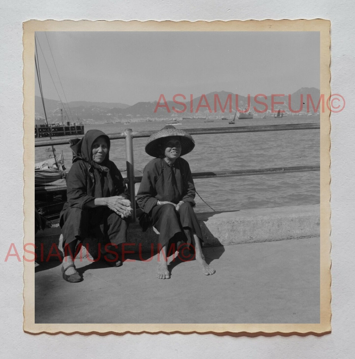 WOMEN LADY PIRE HARBOR SHIP FERRY SAIL JUNK Vintage Hong Kong Photo 26938 香港旧照片