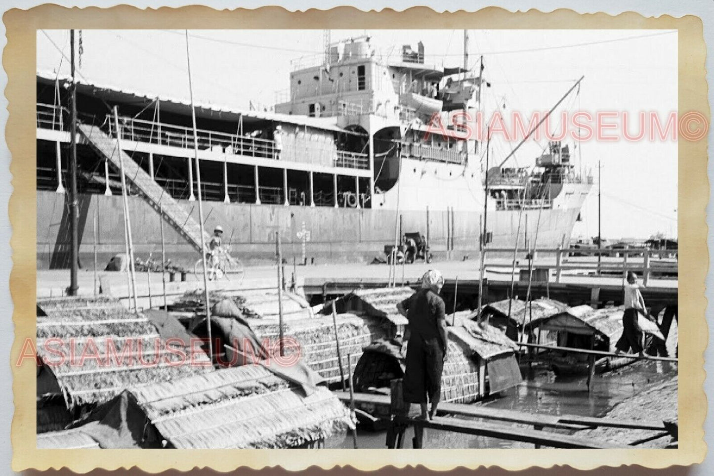 50s Vietnam War Women Mekong River Pier Boat Ship Sampan Lady Vintage Photo #454