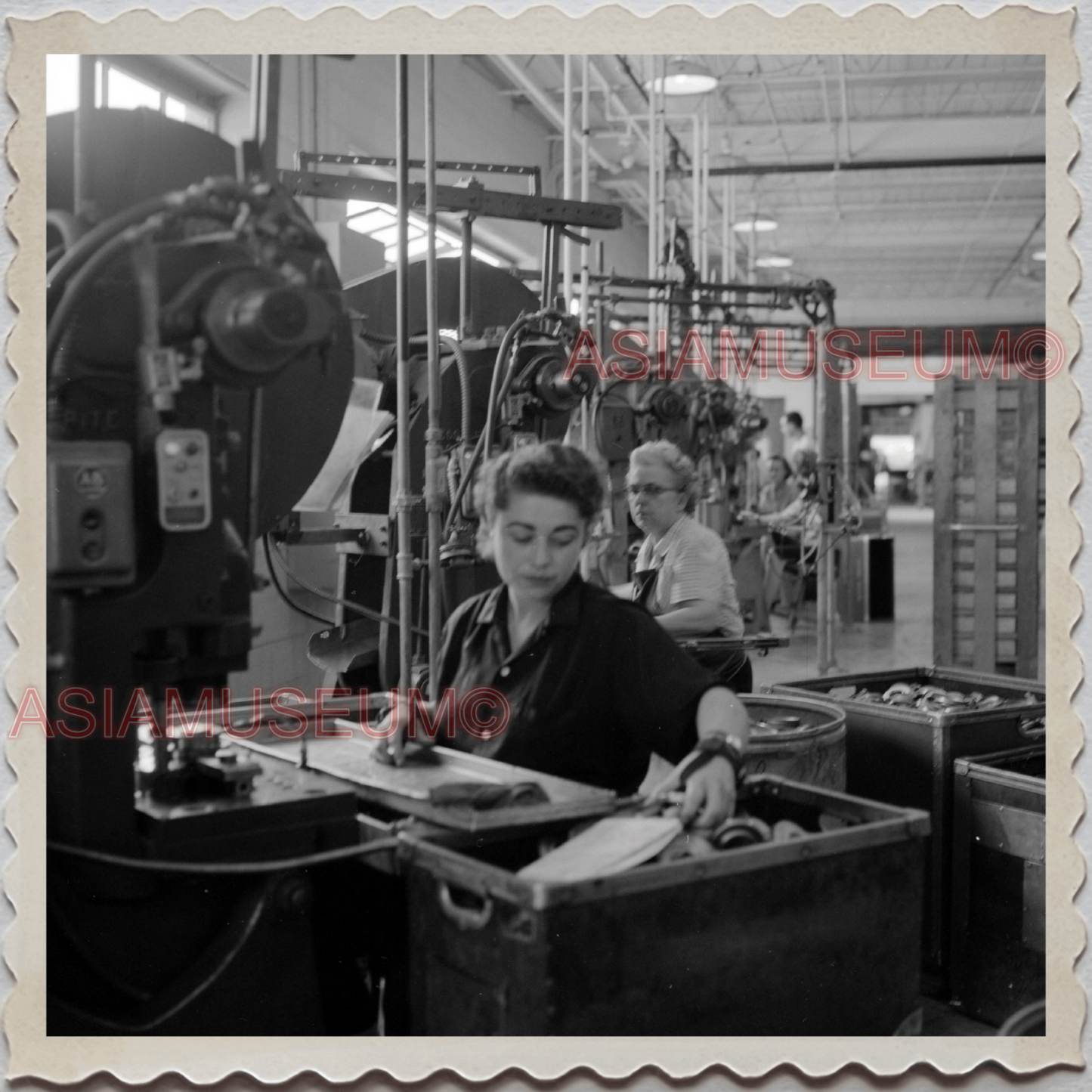 50s LAKE GENEVA WISCONSIN WALWORTH MILWAUKEE WOMEN FACTORY OLD USA Photo 11731