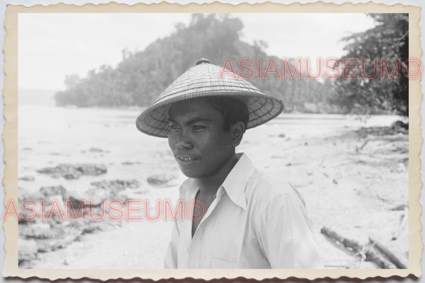 50s PHILIPPINES YOUNG MAN BOAT PORTRAIT SMILING SEASIDE HAT Vintage Photo 29704