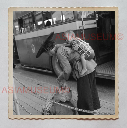 WOMEN BABY BASKET CHICKEN MARKET STREET BUS Vintage Hong Kong Photo 27462 香港旧照片