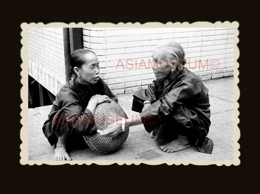 1940s OLD WOMEN LADY SQUAT STREET PIER HARBOR Vintage Hong Kong Photo #1706C