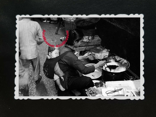 1950s Vintage Hong Kong Photo B&W Women Cooking Stall Street Sidewalk Baby #245