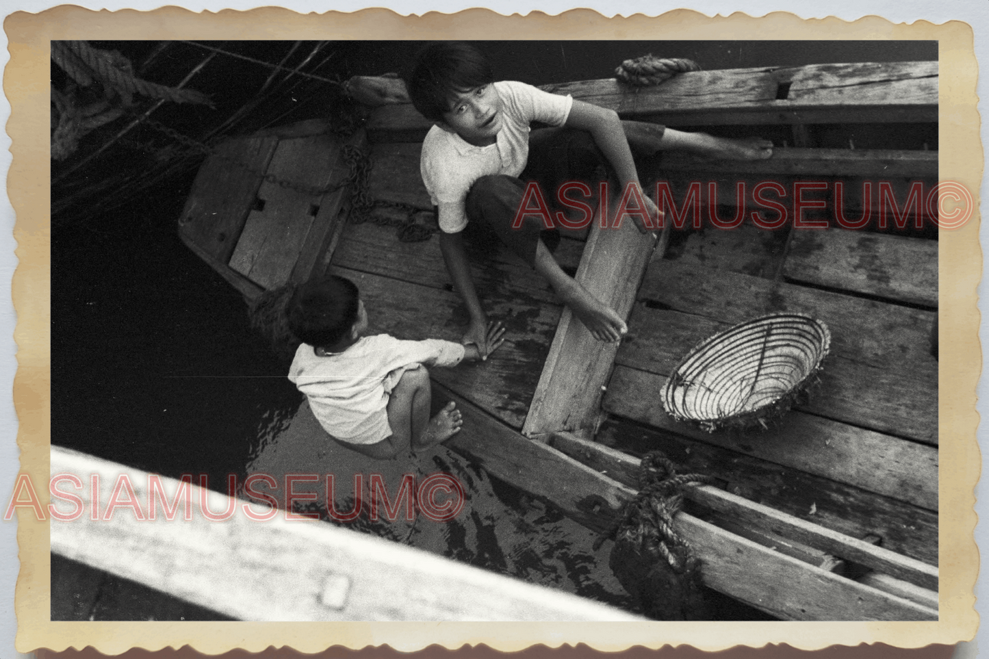 40s WW2 Vietnam Hanoi PIER BOAT CHILDREN BOY PLAYING SMILING Vintage Photo 04244