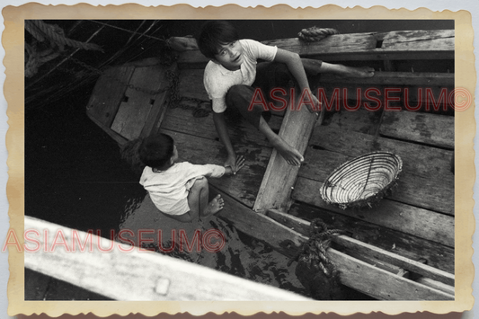 40s WW2 Vietnam Hanoi PIER BOAT CHILDREN BOY PLAYING SMILING Vintage Photo 04244