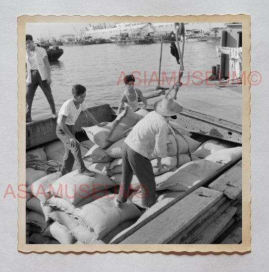 PIER BOAT SHIP COOLIE WORKER CARGO SACK B&W Vintage Hong Kong Photo 27545 香港旧照片