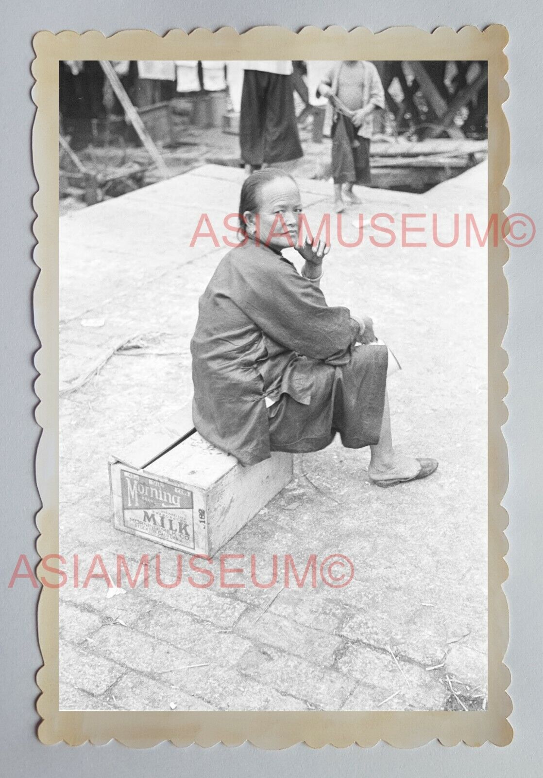 WOMEN PORTRAIT CRATE CARGO PIER HARBOR Vintage HONG KONG Photograph 03989 香港旧照片