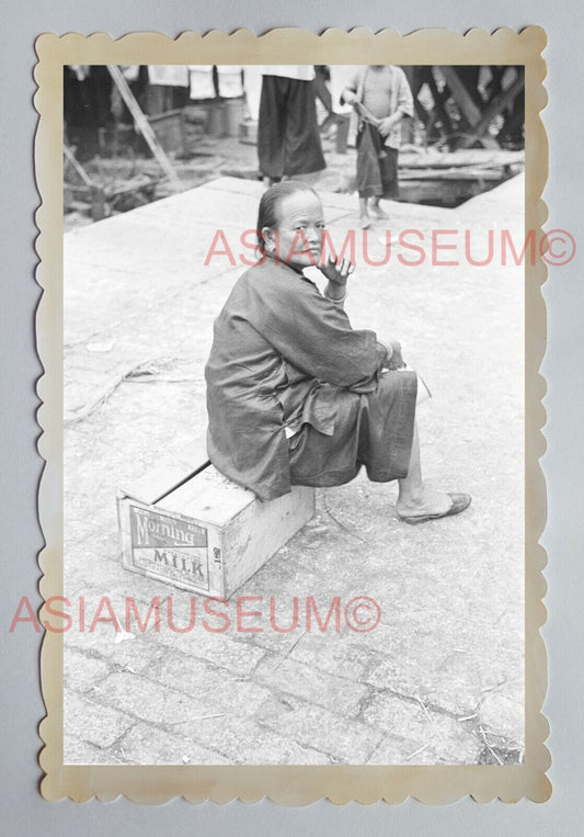 WOMEN PORTRAIT CRATE CARGO PIER HARBOR Vintage HONG KONG Photograph 03989 香港旧照片