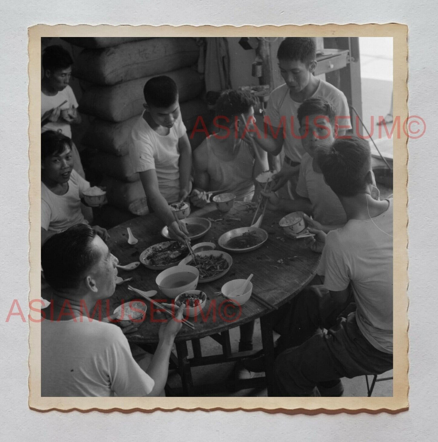 MAN WORKER LUNCH MEAL FOOD GODOWN LIFE B&W Vintage Hong Kong Photo 27118 香港旧照片