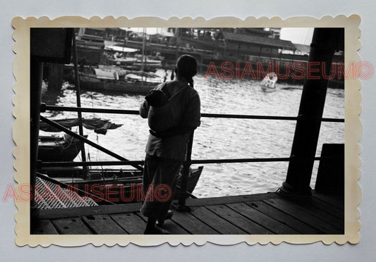 WOMEN BABY PIER HARBOR FERRY TERMINAL B&W VINTAGE HONG KONG Photo 29122 香港旧照片