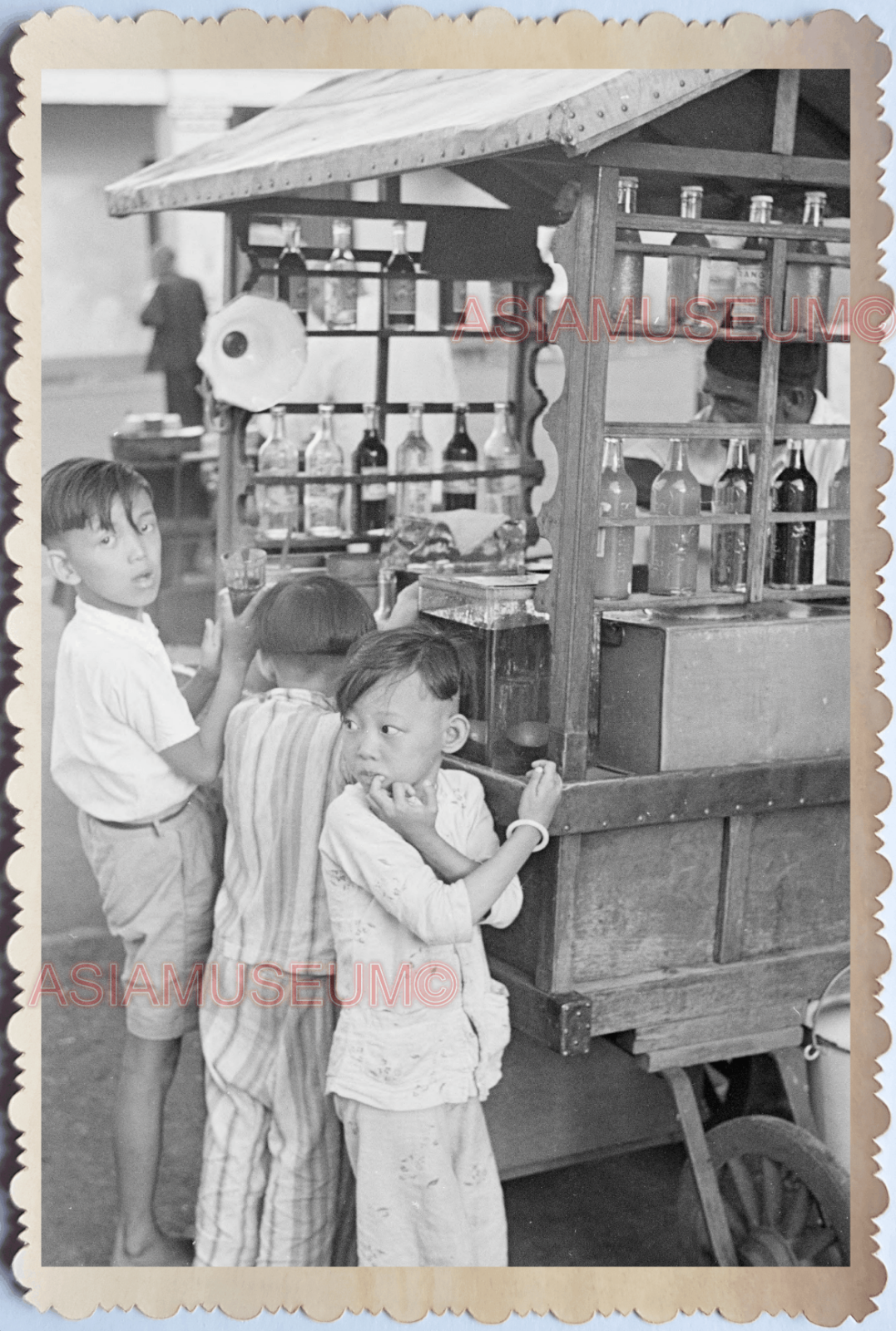 WW2 STREET SCENE CHILDREN BOY GIRL BUY DRINK CART VINTAGE SINGAPORE PHOTO 17574