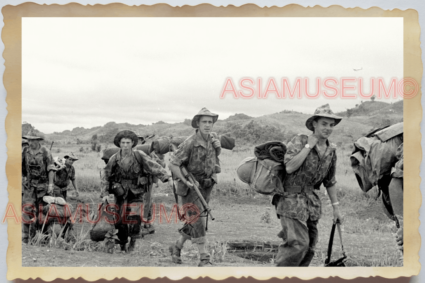 40s WW2 Vietnam INDOCHINA WAR FRENCH ARMY SOLDIER GUN HAT ii Vintage Photo 25116