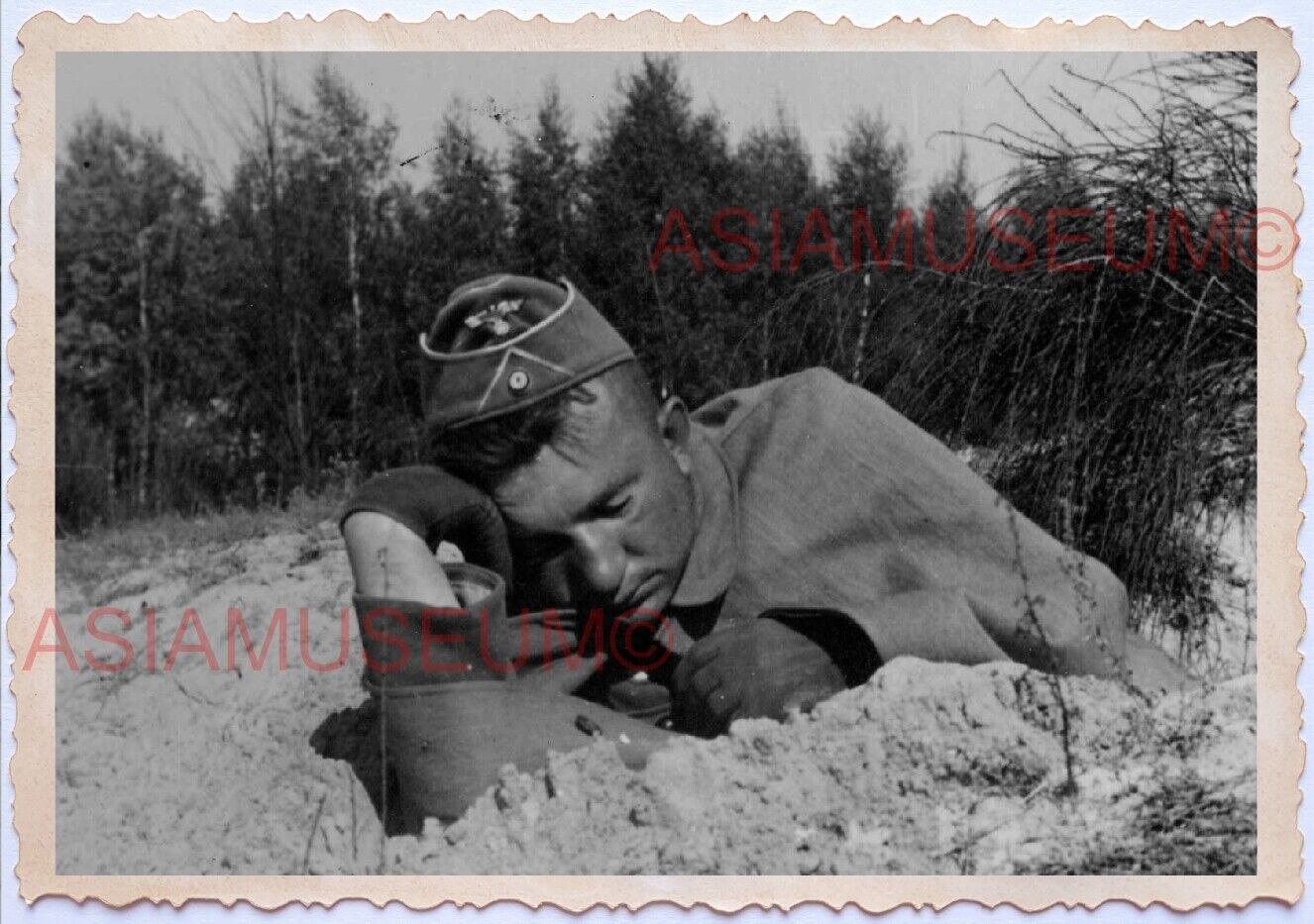 WWii D-DAY NORMANDY EUROPE  ARMY Soldier Military Sleeping Rest War Photo A103