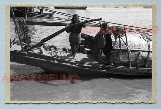 1940s WOMEN BOAT SAMPAN RIVER B&W Vintage China Shanghai Photo #3260 中国上海老照片