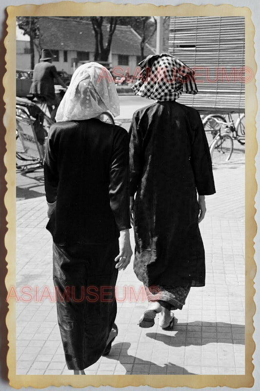 40s Vietnam War SAIGON VILLAGE WOMEN LADY GIRL STRAW HAT HUT Vintage Photo 1514