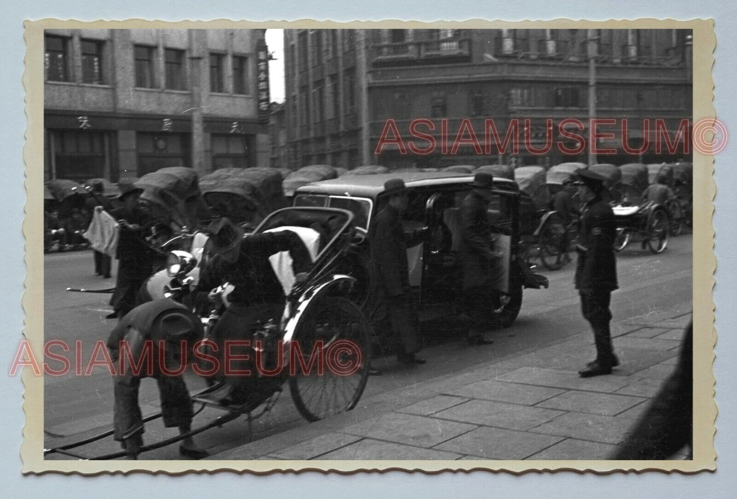 1940s RICKSHAW STREET SCENE CAR B&W Vintage China Shanghai Photo #227 中国上海老照片