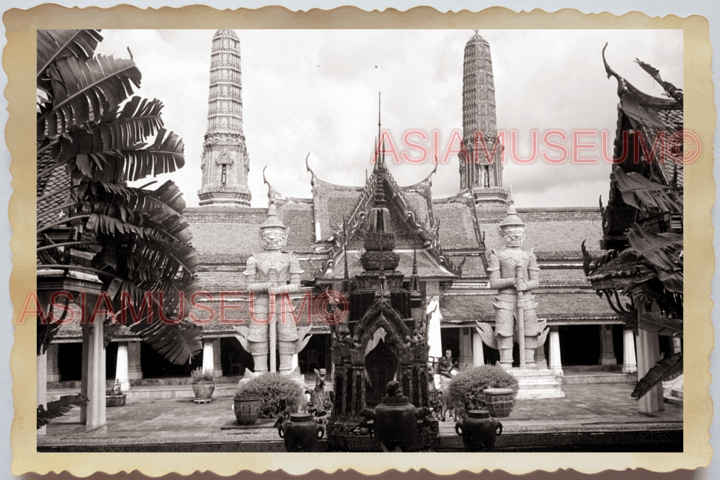 50s THAILAND BANGKOK EMERALD BUDDHA TEMPLE ROYAL CHAPEL MONK Vintage Photo 28909