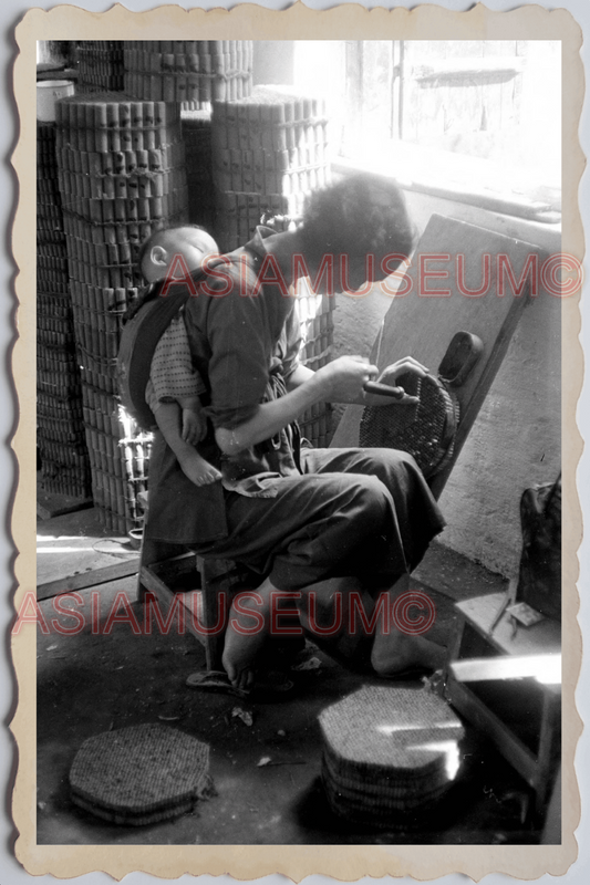 40s MACAU MACAO FIRECRACKER FACTORY WOMEN YOUNG LADY Vintage Photo 澳门旧照片 28075