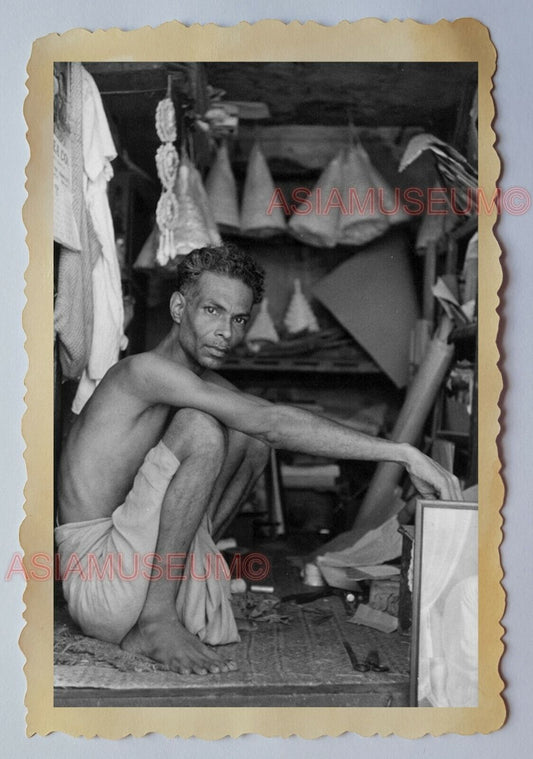 1940s KOLKATA MAN SQUAT STREET VENDOR SHOP TOPLESS B&W Vintage INDIA Photo #1127