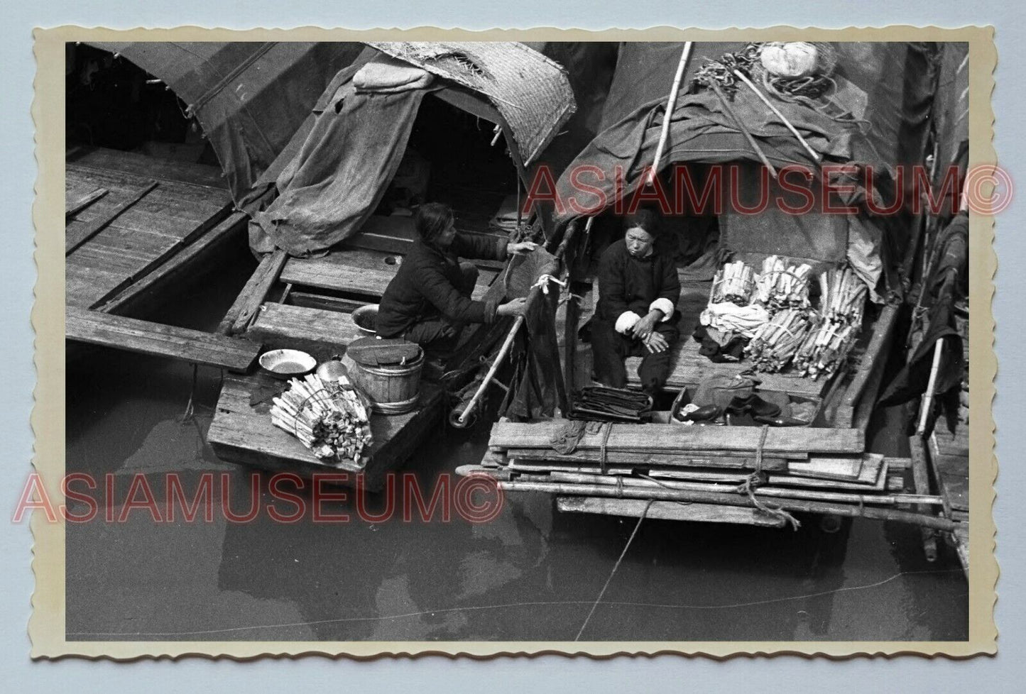 1940s Women Sampan Boat House Pier B&W Vintage China Shanghai Photo 253 中国上海老照片