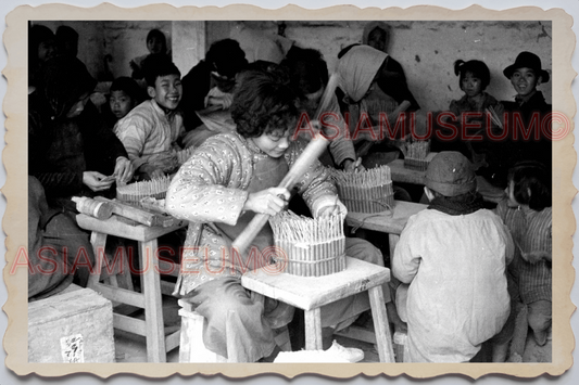 40s MACAU MACAO WOMEN YOUNG LADY FIRECRACKER WORKER  Vintage Photo 澳门旧照片 30286