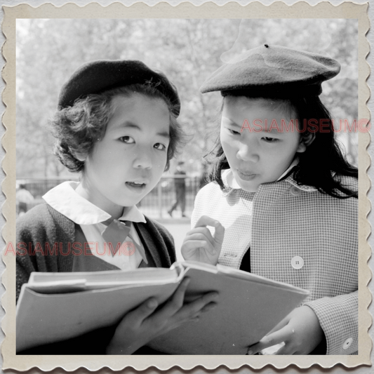 50s MANHATTAN NEW YORK CITY CHINATOWN ASIAN GIRLS BOOKS PARK OLD USA Photo 8415