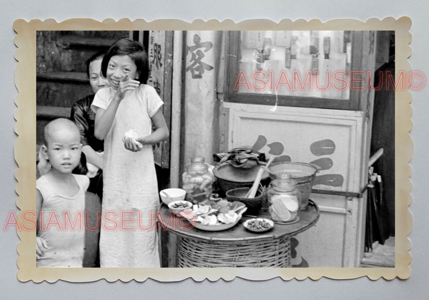 CHILDREN BOY GIRL PORTRAIT FOOD STALL STREET HONG KONG VINTAGE Photo 22974 香港旧照片