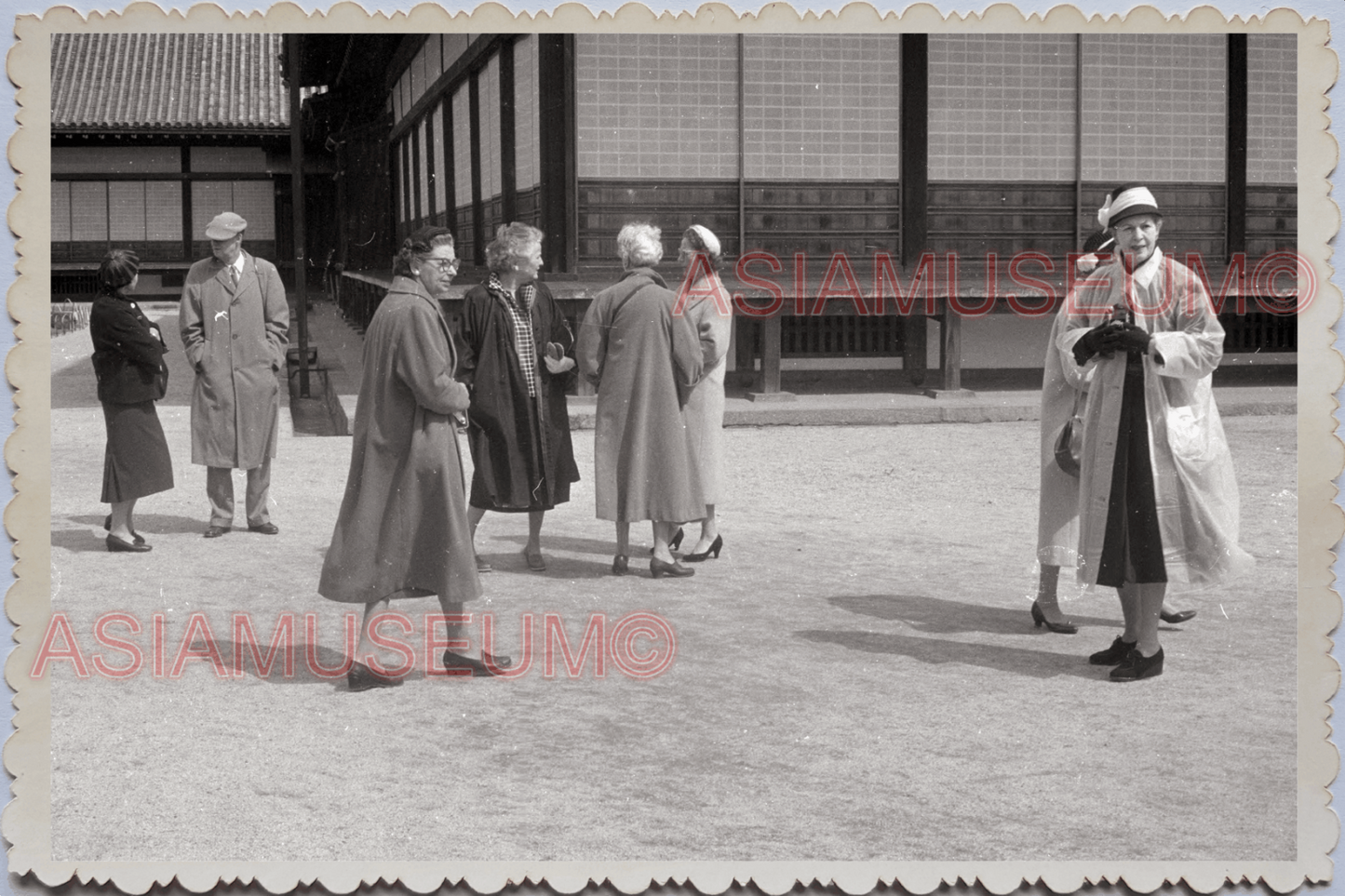 50s JAPAN TOKYO NIJO CASTLE KYOTO TOURIST WOMEN DRESS Vintage Old Photo 25003