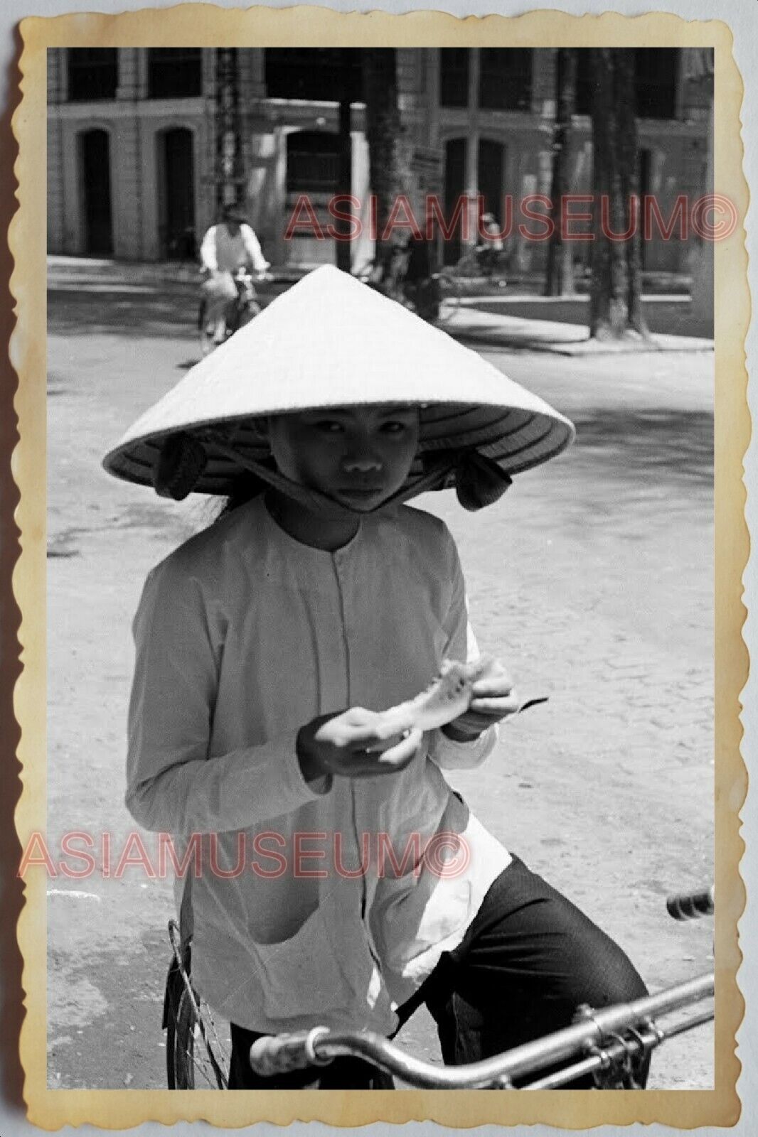 40s Vietnam War SAIGON STRAW HAT WOMEN YOUNG LADY GIRL STREET Vintage Photo 1332