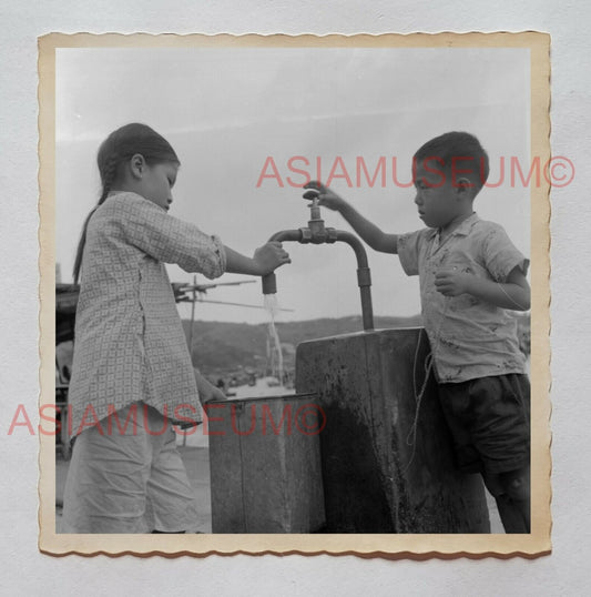 BOY GIRL CHILDREN PLAY WATER HARBOR PIER B&W Vintage Hong Kong Photo 28018 香港旧照片