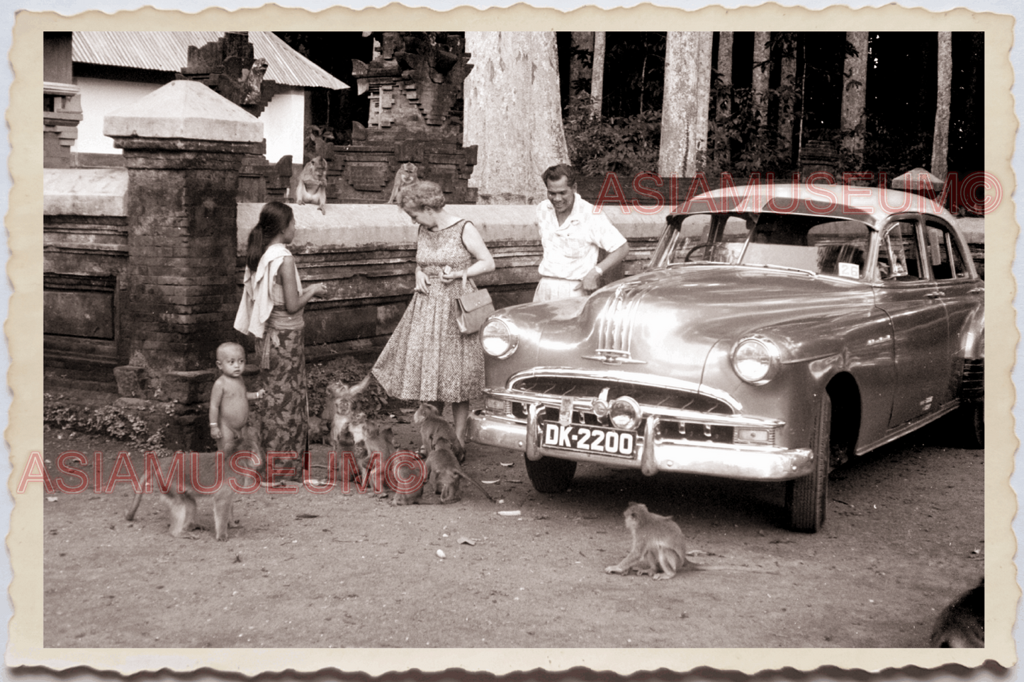 50s PHILIPPINES MANILA CAR MONKEY LADY WOMEN BABY GARDEN  Vintage Photo 26229