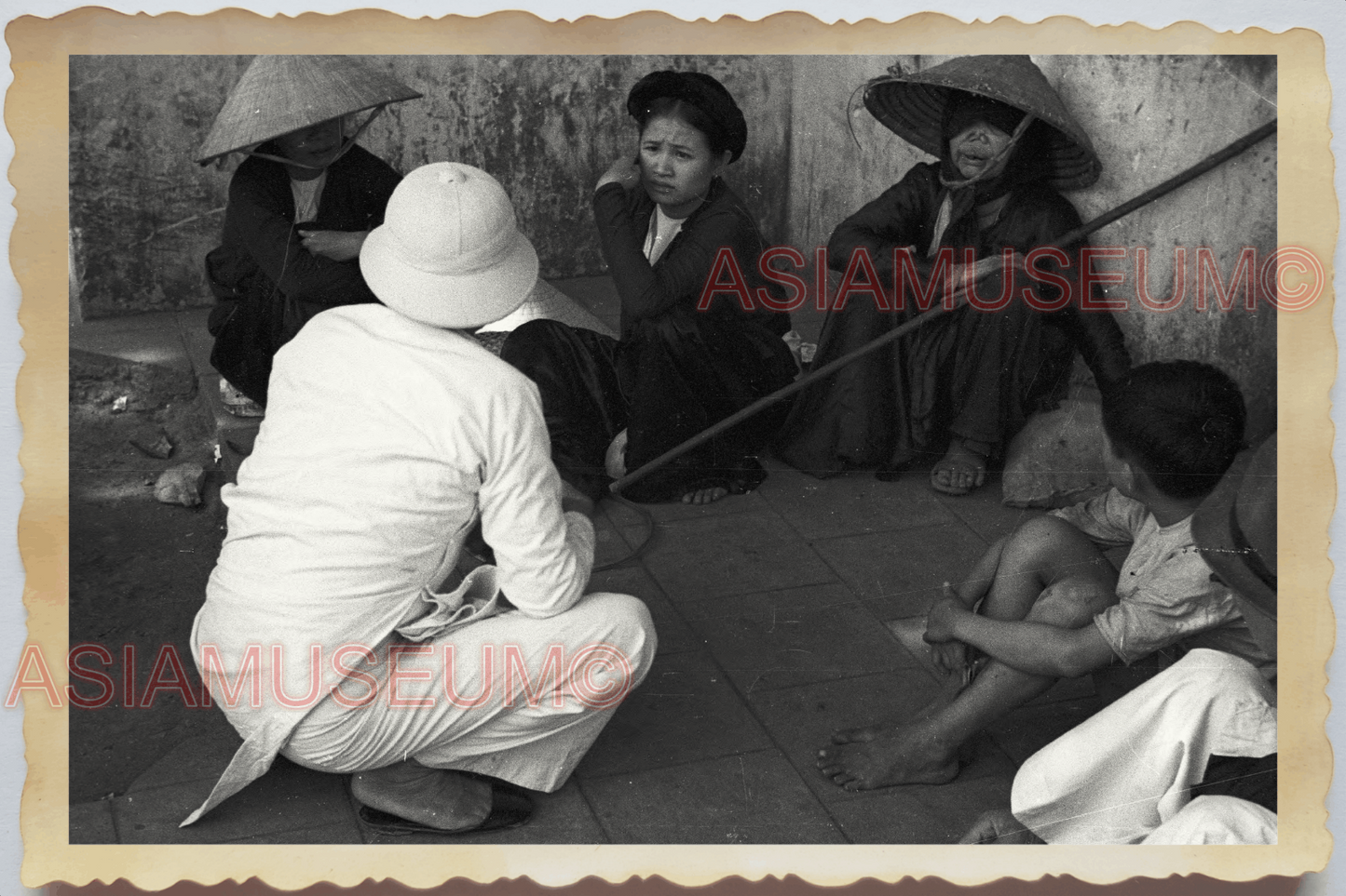 40s WW2 Vietnam STREET SCENE MARKET WOMEN LADY BOY STRAW HAT Vintage Photo 04302