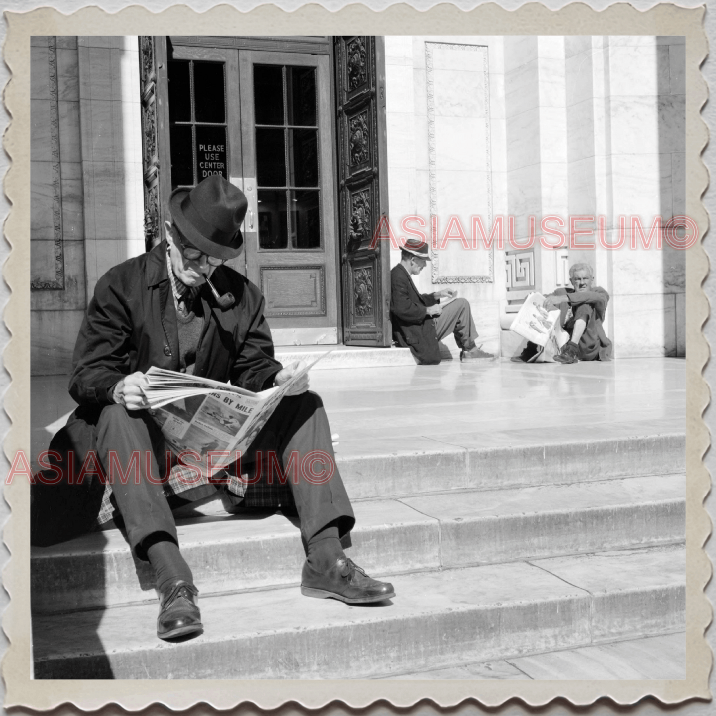 50s MANHATTAN NEW YORK CITY STREET SCENE NEWSPAPER MAN  VINTAGE USA Photo 12122