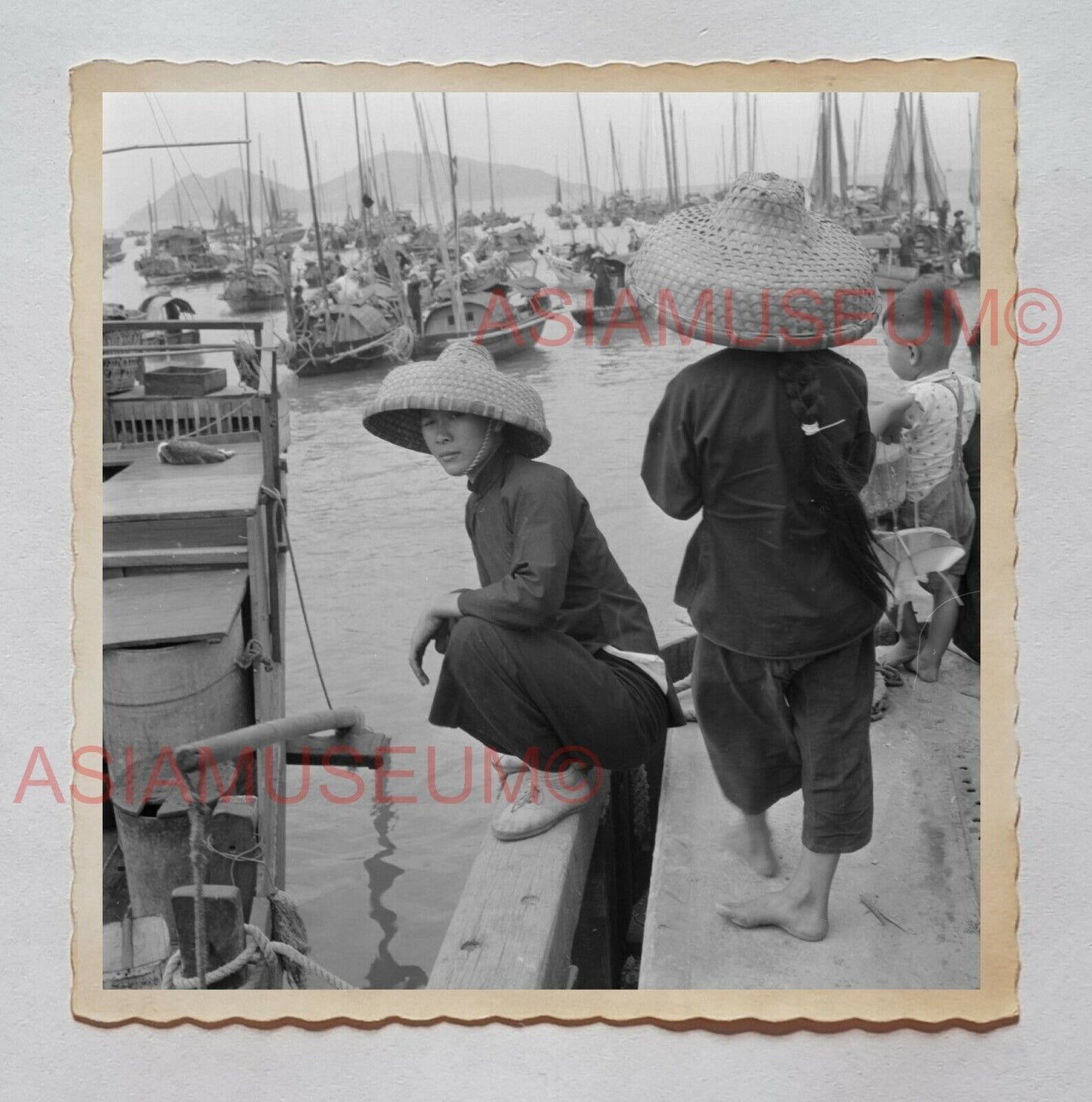 1940's WOMEN PIER BOAT HOUSE SHEUNG WAN  B&W Vintage Hong Kong Photo 29794 香港旧照片