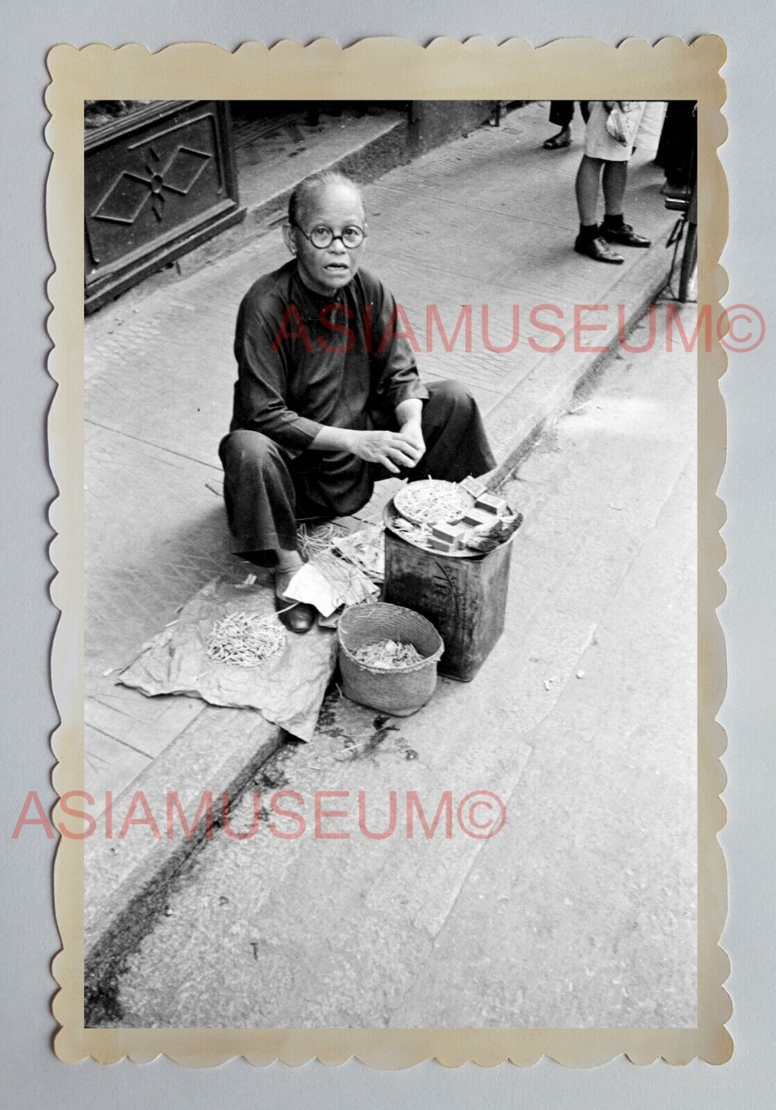 ELDERLY WOMEN FOOD STALL STREET SCENE B&W Vintage HONG KONG Photo 23066 香港旧照片