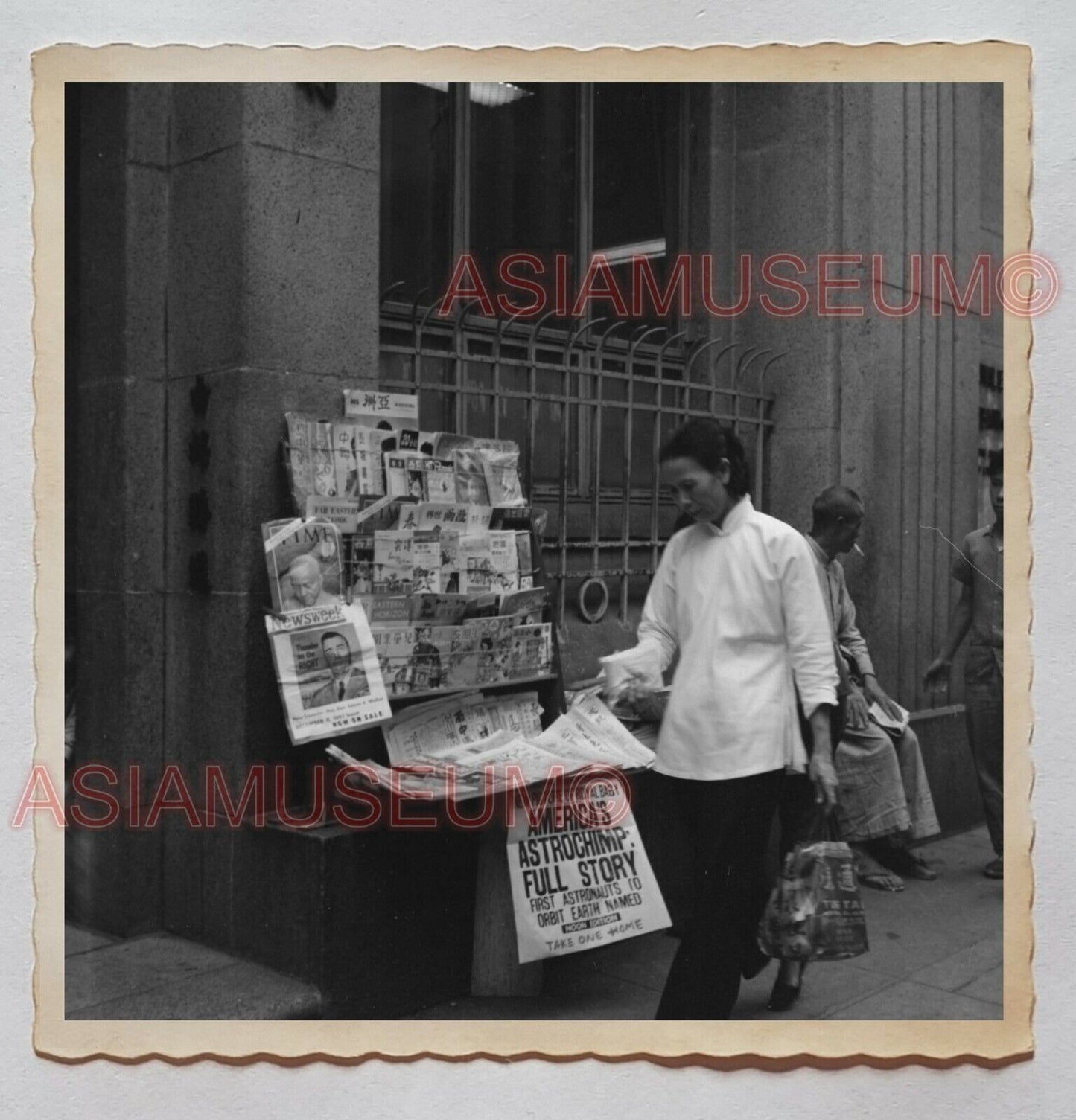 Central Wan Chai Women Newspaper Road Street Vintage Hong Kong Photo 香港旧照片 27383