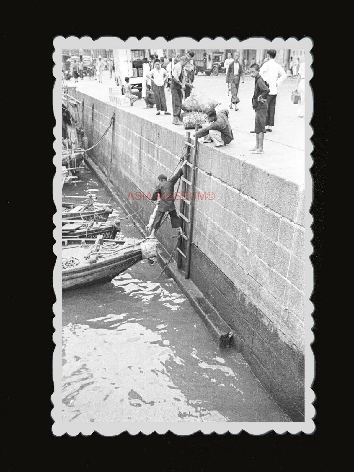 1950s MAN WOMEN BOAT SAMPAN PIER COOLIE LABOR SHIP Vintage Hong Kong Photo #1121