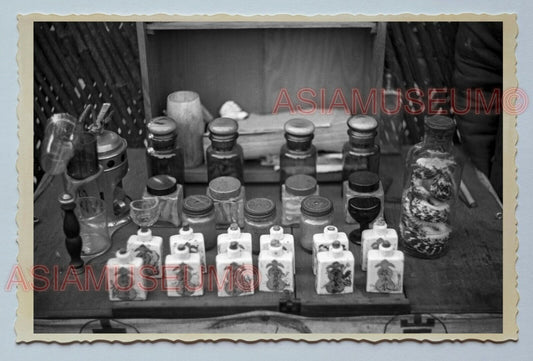 1940s STREET MEDICINE STALL VENDOR B&W Vintage China Shanghai Photo 中国上海老照片 #137