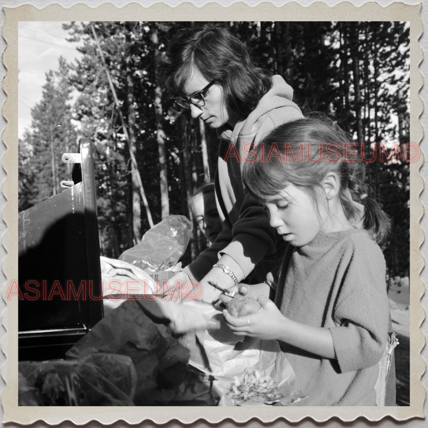 50s YELLOWSTONE NATIONAL PARK WYOMING WOMEN GIRL CAMPING  VINTAGE USA Photo 8678