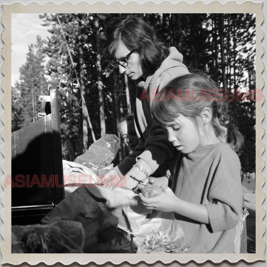 50s YELLOWSTONE NATIONAL PARK WYOMING WOMEN GIRL CAMPING  VINTAGE USA Photo 8678