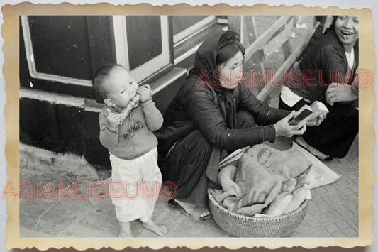 40s WW2 Vietnam HANOI STREET MARKET OWMEN LADY CHILDREN BOY  Vintage Photo 24961