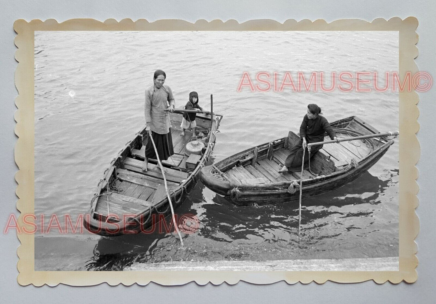 WOMEN ELDER LADY BOY STEERING BOAT ABERDEEN VINTAGE HONG KONG Photo 23411 香港旧照片