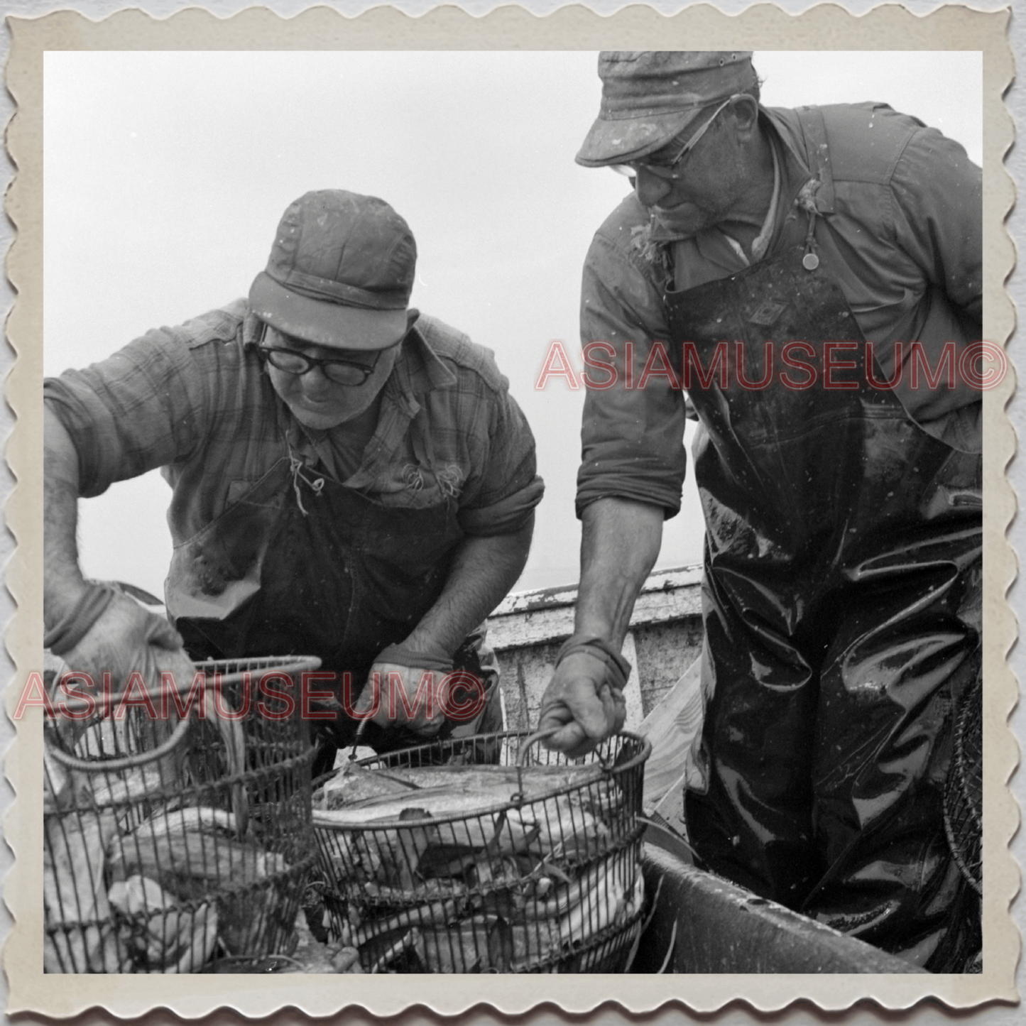 50s GLOUCESTER HARBOR ESSEX MASSACHUSETTS FISHERMAN BOAT VINTAGE USA Photo 9675