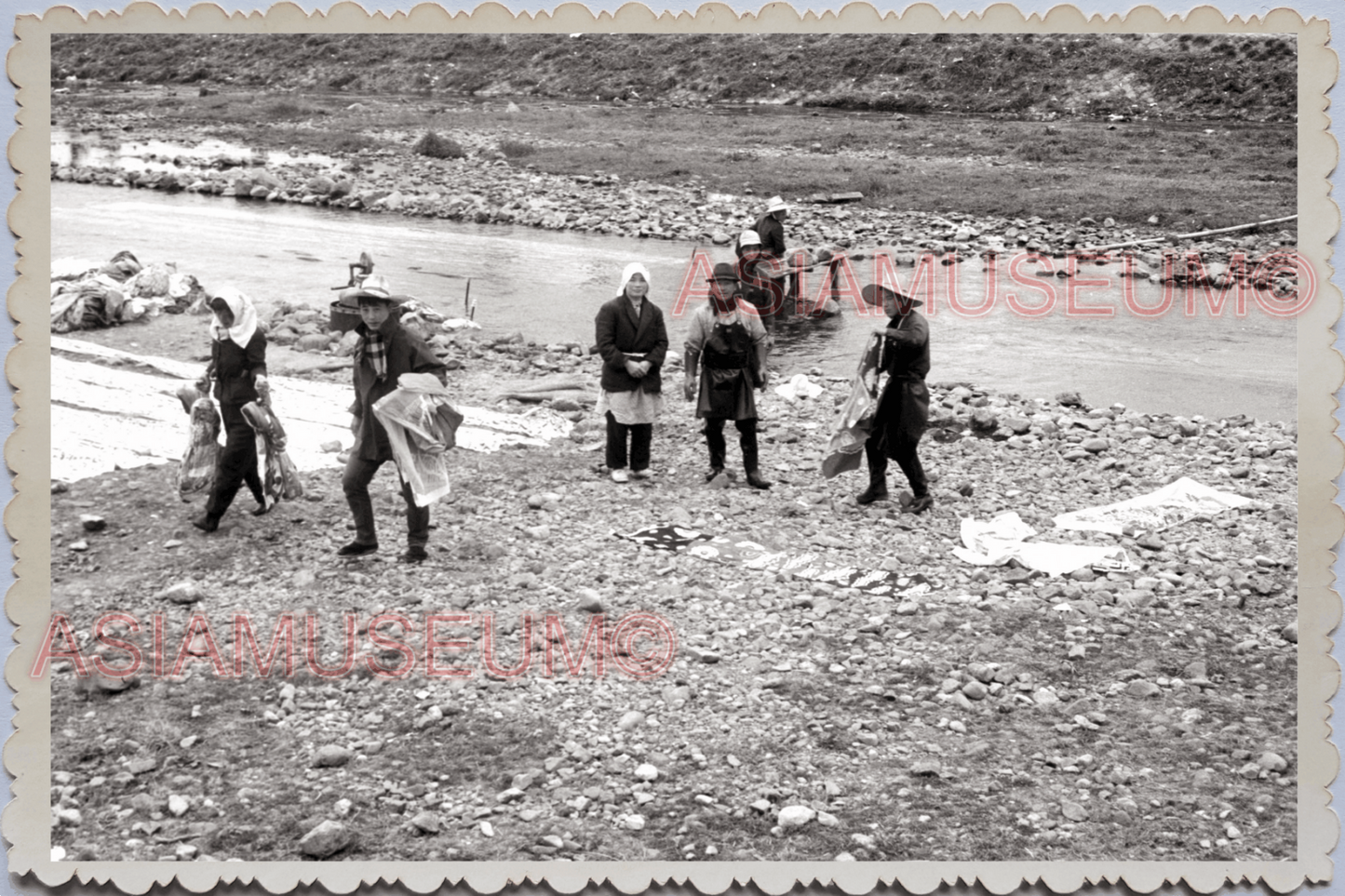 50s JAPAN TOKYO WOMEN CHILDREN RIVER COLLECT MINING WASH Old Vintage Photo 25681